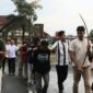 Para remaja Pringsewu diduga geng motor yang membawa kelewang panjang saat digelandang polisi, Senin 9 Maret 2026 | Dok. Humas Polres Pringsewu.