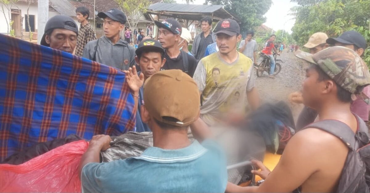 Jasad korban Budi Haryadi warga Dusun Semarang Jaya, Pekon Way Ilahan, Ulu Belu, Tanggamus saat dievakuasi ke rumah duka, Senin 9 Maret 2026 | Dok. Humas Polres Tanggamus.