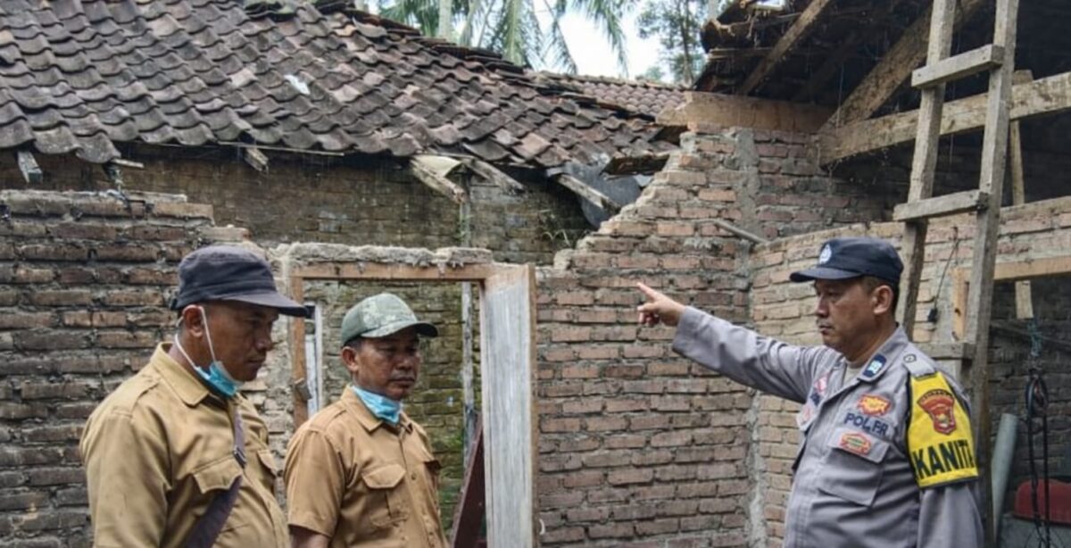 Polisi dan aparatur pekon saat meninjau dapur rumah ambruk di Pekon Way Handak, Pugung, Tanggamus | ist/Media Prioritastv.com.