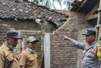 Polisi dan aparatur pekon saat meninjau dapur rumah ambruk di Pekon Way Handak, Pugung, Tanggamus | ist/Media Prioritastv.com.