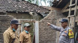 Polisi dan aparatur pekon saat meninjau dapur rumah ambruk di Pekon Way Handak, Pugung, Tanggamus | ist/Media Prioritastv.com.