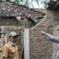 Polisi dan aparatur pekon saat meninjau dapur rumah ambruk di Pekon Way Handak, Pugung, Tanggamus | ist/Media Prioritastv.com.