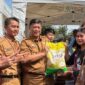 Asisten II Bidang Perekonomian dan Pembangunan Pemkab Tanggamus, Hendra Wijaya Mega saat menyerahkan beras dalam pasar murah di Talang Padang, Selasa 10 Maret 2026 | Herdi/Media Prioritastv.com.