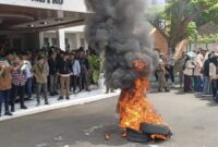 Demo Mahasiswa Metro diwarnai pembakaran ban di depan gedung DPRD Kota Metro, Selasa 10 Maret 2026 | Raditya/Media  Prioritastv.com.