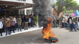 Demo Mahasiswa Metro diwarnai pembakaran ban di depan gedung DPRD Kota Metro, Selasa 10 Maret 2026 | Raditya/Media  Prioritastv.com.