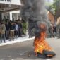 Demo Mahasiswa Metro diwarnai pembakaran ban di depan gedung DPRD Kota Metro, Selasa 10 Maret 2026 | Raditya/Media  Prioritastv.com.