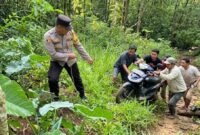Ilustrasi anggota Polres Pringsewu saat melakukan pertolongan pemancing yang terjebak longsor di Way Sekampung, Pagelaran, Selasa 10 Maret 2026 | Ilustrasi/Media Prioritastv.com.