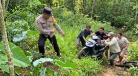 Ilustrasi anggota Polres Pringsewu saat melakukan pertolongan pemancing yang terjebak longsor di Way Sekampung, Pagelaran, Selasa 10 Maret 2026 | Ilustrasi/Media Prioritastv.com.