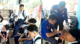 Kolase foto saat para pelajar SMP mendatangi Pos Damkar Pulau Panggung dan saat pelepasan cincin pelajar SMP setempat, Selasa 10 Maret 2026 | Dok. Damkarmat Tanggamus.