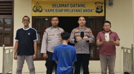 Tersangka sebelum dijebloskan penjara usai ditangkap Polsek Pugung, Kamis 12 Maret 2026 | Dok. Humas Polres Tanggamus.