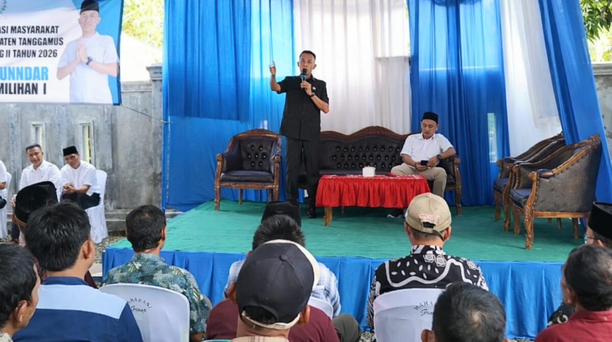 Anggota DPRD Tanggamus Indra Sunandar saat menyampaikan sambutan di hadapan peserta Reses II penjaringan aspirasi masyarakat Fraksi Partai PAN di Pekon Gedung Jambu Kecamatan Kota Agung Barat Tanggamus, Kamis 12 Maret 2026 | Herdi/Media Prioritastv.com.