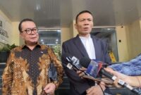 Rismon Hasiholan Sianipar (Kanan) |