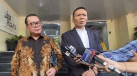 Rismon Hasiholan Sianipar (Kanan) |