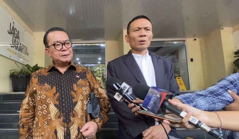 Rismon Hasiholan Sianipar (Kanan) |