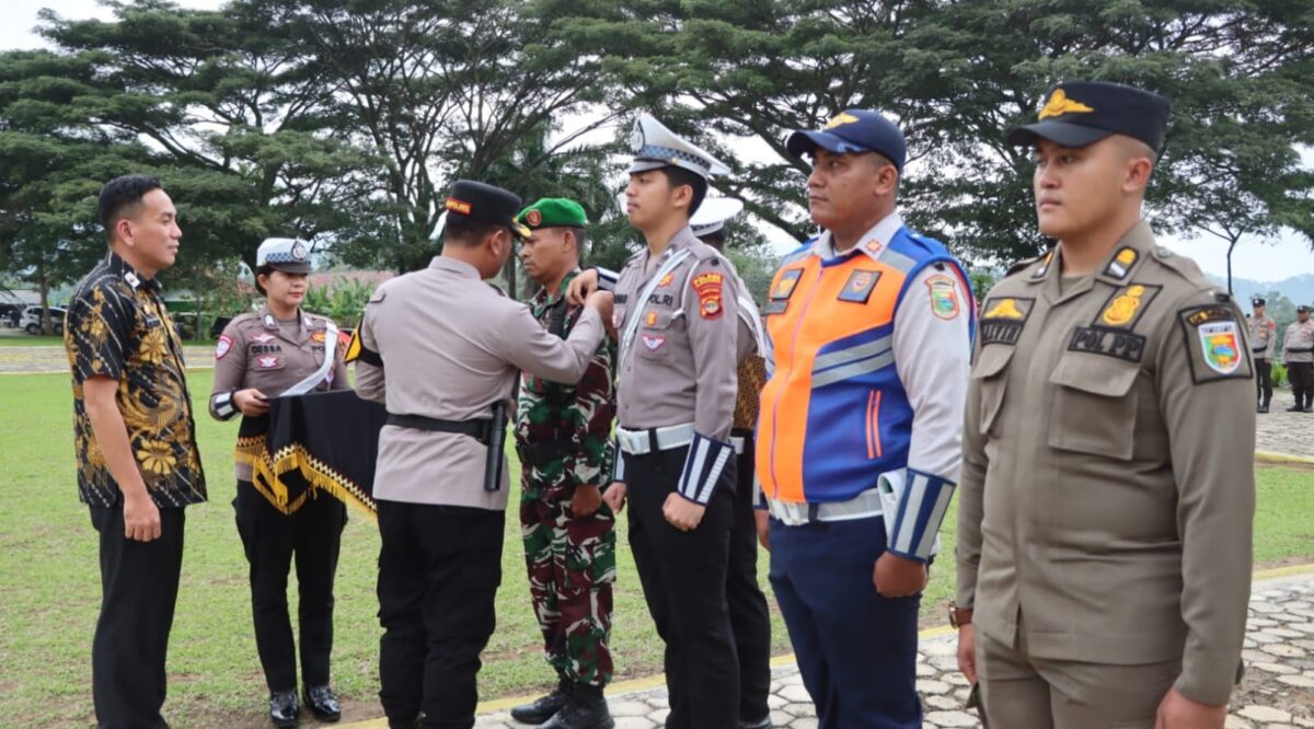 Kapolres Tanggamus AKBP Rahmad Sujatmiko saat menyematkan pita tanda dimulainya Operasi Ketupat Krakatau 2026 di Lapangan Pemkab Tanggamus, Kamis 12 Maret 2026 | Dok. Humas Polres Tanggamus.