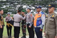 Kapolres Tanggamus AKBP Rahmad Sujatmiko saat menyematkan pita tanda dimulainya Operasi Ketupat Krakatau 2026 di Lapangan Pemkab Tanggamus, Kamis 12 Maret 2026 | Dok. Humas Polres Tanggamus.