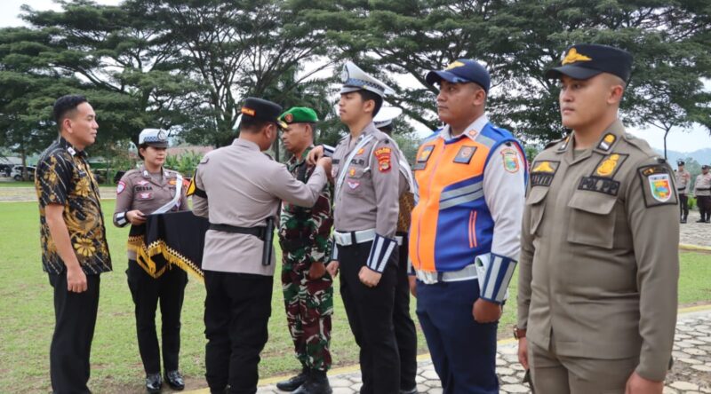 Kapolres Tanggamus AKBP Rahmad Sujatmiko saat menyematkan pita tanda dimulainya Operasi Ketupat Krakatau 2026 di Lapangan Pemkab Tanggamus, Kamis 12 Maret 2026 | Dok. Humas Polres Tanggamus.