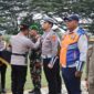 Kapolres Tanggamus AKBP Rahmad Sujatmiko saat menyematkan pita tanda dimulainya Operasi Ketupat Krakatau 2026 di Lapangan Pemkab Tanggamus, Kamis 12 Maret 2026 | Dok. Humas Polres Tanggamus.
