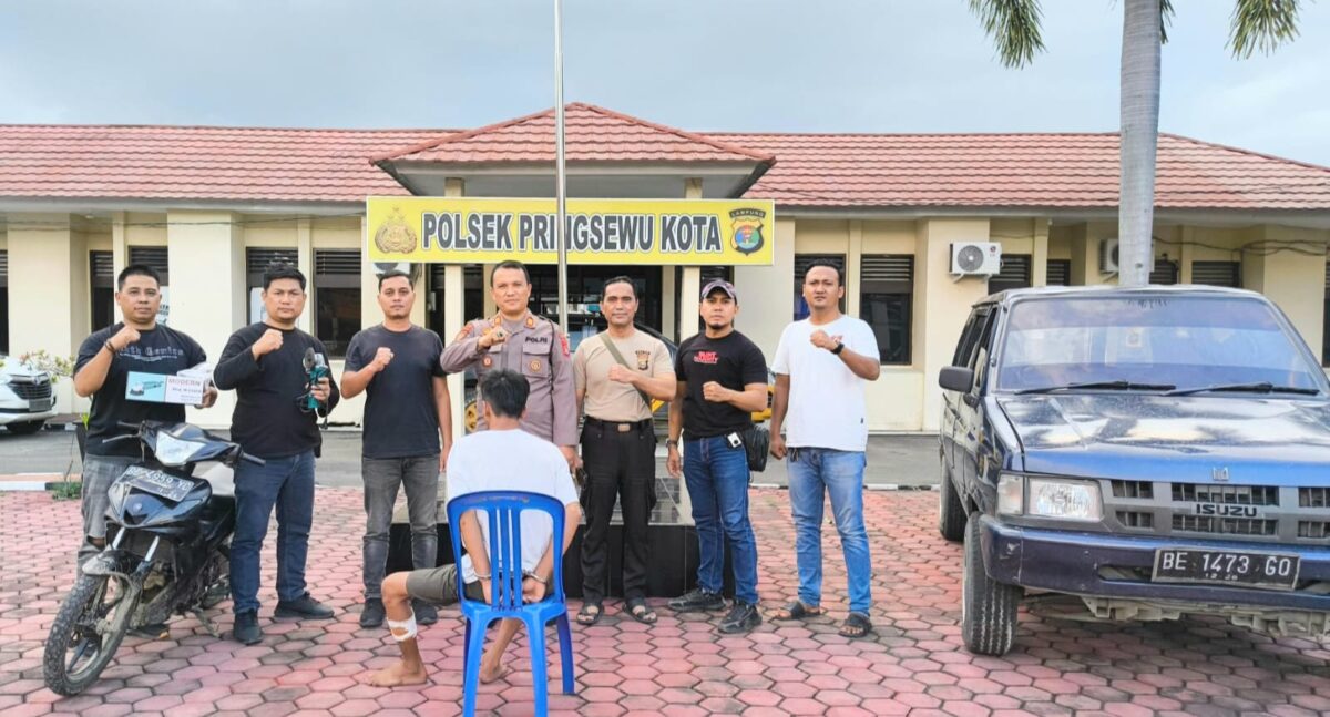 Tersangka pencurian mobil yang berhasil ditangkap Polres Pringsewu sebelum dijebloskan ke sel tahanan, Jumat 13 Maret 2026 | Dok. Humas Polres Pringsewu.