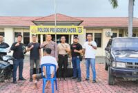 Tersangka pencurian mobil yang berhasil ditangkap Polres Pringsewu sebelum dijebloskan ke sel tahanan, Jumat 13 Maret 2026 | Dok. Humas Polres Pringsewu.