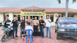Tersangka pencurian mobil yang berhasil ditangkap Polres Pringsewu sebelum dijebloskan ke sel tahanan, Jumat 13 Maret 2026 | Dok. Humas Polres Pringsewu.