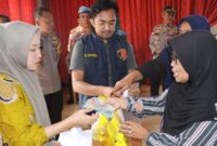 Antusiasme masyarakat saat belanja bahan pokok pasar murah Polres Tanggamus di Balai Pekon Gisting Bawah, Jumat 13 Maret 2026 | Dok. Humas Polres Tanggamus.
