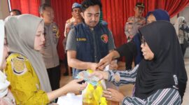 Antusiasme masyarakat saat belanja bahan pokok pasar murah Polres Tanggamus di Balai Pekon Gisting Bawah, Jumat 13 Maret 2026 | Dok. Humas Polres Tanggamus.