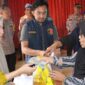 Antusiasme masyarakat saat belanja bahan pokok pasar murah Polres Tanggamus di Balai Pekon Gisting Bawah, Jumat 13 Maret 2026 | Dok. Humas Polres Tanggamus.