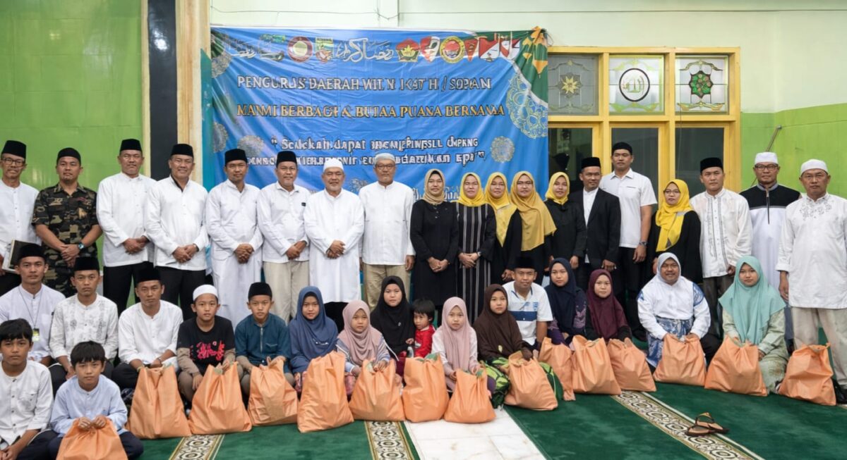 Foto bersama usai penyerahan bahan pokok FKPPI Lampung di Musholla Al-Ijtihad, Pahoman, Bandar Lampung, Sabtu 14 Maret 2026 | ist/Media Prioritastv.com.