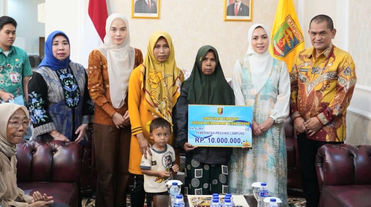 Penyerahan santunan kepada keluarga korban kebakaran gedung teradrone Jakarta yang diberikan di Guest House Mahan Agung, Bandar Lampung, Jumat 13 Maret 2026 | Dok. Diskominfotik Lampung.