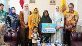 Penyerahan santunan kepada keluarga korban kebakaran gedung teradrone Jakarta yang diberikan di Guest House Mahan Agung, Bandar Lampung, Jumat 13 Maret 2026 | Dok. Diskominfotik Lampung.