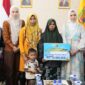 Penyerahan santunan kepada keluarga korban kebakaran gedung teradrone Jakarta yang diberikan di Guest House Mahan Agung, Bandar Lampung, Jumat 13 Maret 2026 | Dok. Diskominfotik Lampung.