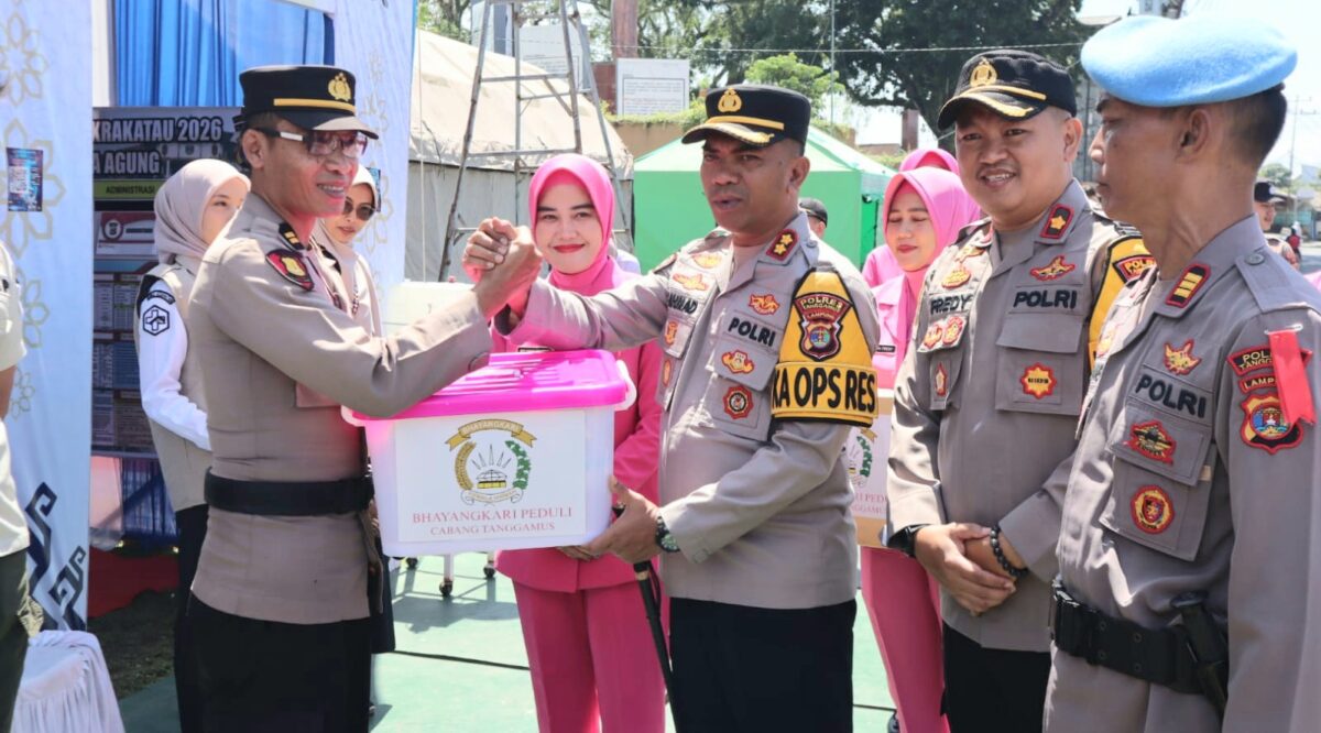 Kapolres Tanggamus AKBP Rahmad Sujatmiko saat kunjungan ke pos pengamanan kota agung dengan menyerahkan bantuan logistik kepada Kapospam Iptu Asri Maulana, Senin 16 Maret 2026 | Dok. Humas Polres Tanggamus.