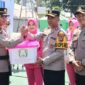Kapolres Tanggamus AKBP Rahmad Sujatmiko saat kunjungan ke pos pengamanan kota agung dengan menyerahkan bantuan logistik kepada Kapospam Iptu Asri Maulana, Senin 16 Maret 2026 | Dok. Humas Polres Tanggamus.