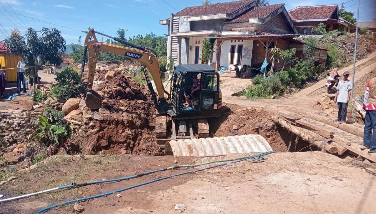 Pemasangan Aramko Galvanis Baja 3 meter di jembatan putus Pekon Sirnagalih, Ulu Belu, Tanggamus, Minggu 15 Maret 2026 | ist/Media Prioritastv.com.