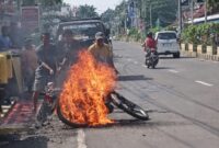 Kondisi api yang berkobar membakar sepeda motor di Jembatan samping klinik Alhafa Medika Kota Agung, Selasa 17 Maret 2026 | ist/Media Prioritastv.com.