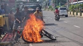 Kondisi api yang berkobar membakar sepeda motor di Jembatan samping klinik Alhafa Medika Kota Agung, Selasa 17 Maret 2026 | ist/Media Prioritastv.com.
