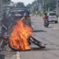 Kondisi api yang berkobar membakar sepeda motor di Jembatan samping klinik Alhafa Medika Kota Agung, Selasa 17 Maret 2026 | ist/Media Prioritastv.com.