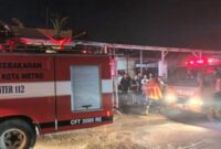 Pemadam kebakaran usai menjinakan api di Jalan Tawes No. 14, Lingkungan RW 03, Kelurahan Yosodadi, Kecamatan Metro Timur, pada Rabu malam (18/3/2026) | ist/Media Prioritastv.com.