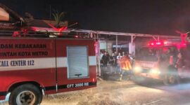 Pemadam kebakaran usai menjinakan api di Jalan Tawes No. 14, Lingkungan RW 03, Kelurahan Yosodadi, Kecamatan Metro Timur, pada Rabu malam (18/3/2026) | ist/Media Prioritastv.com.