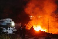 Petugas Damkar saat melakukan pemadaman kebakaran gudang BBM di Desa Kurungan Nyawa, Gedongtataan, Pesawaran, Lampung, Rabu 18 Maret 2026, malam | Dok. Damkar Pesawaran.