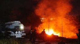 Petugas Damkar saat melakukan pemadaman kebakaran gudang BBM di Desa Kurungan Nyawa, Gedongtataan, Pesawaran, Lampung, Rabu 18 Maret 2026, malam | Dok. Damkar Pesawaran.
