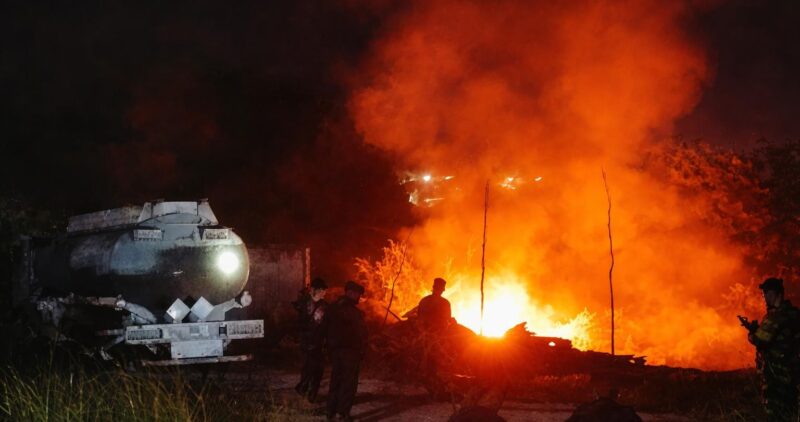 Petugas Damkar saat melakukan pemadaman kebakaran gudang BBM di Desa Kurungan Nyawa, Gedongtataan, Pesawaran, Lampung, Rabu 18 Maret 2026, malam | Dok. Damkar Pesawaran.