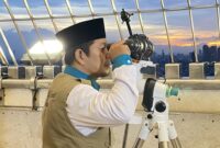 Ilustrasi Pemantaun Hilal oleh Petugas.