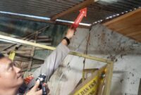 Polisi saat melakukan olah TKP temuan korban di teras samping rumah tunangannya, Selasa 17 Maret 2026 | Dok. Humas Polres Pringsewu.