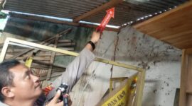 Polisi saat melakukan olah TKP temuan korban di teras samping rumah tunangannya, Selasa 17 Maret 2026 | Dok. Humas Polres Pringsewu.