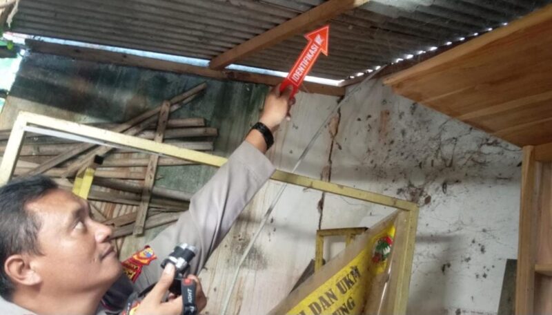 Polisi saat melakukan olah TKP temuan korban di teras samping rumah tunangannya, Selasa 17 Maret 2026 | Dok. Humas Polres Pringsewu.