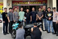 Kedua tersangka usai ditangkap sebelum dijebloskan ke sel tahanan Polsek Ngaras, Kamis 19 Maret 2026 | Dok. Humas Polres Pesisir Barat.