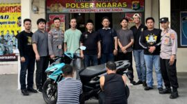Kedua tersangka usai ditangkap sebelum dijebloskan ke sel tahanan Polsek Ngaras, Kamis 19 Maret 2026 | Dok. Humas Polres Pesisir Barat.