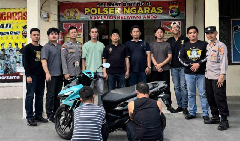 Kedua tersangka usai ditangkap sebelum dijebloskan ke sel tahanan Polsek Ngaras, Kamis 19 Maret 2026 | Dok. Humas Polres Pesisir Barat.